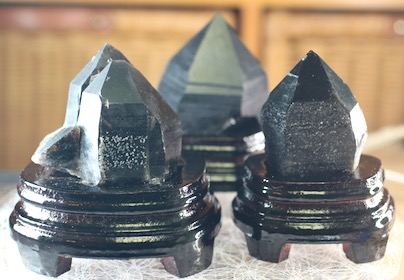 天然チベット産黒水晶（台付）<br>入荷！